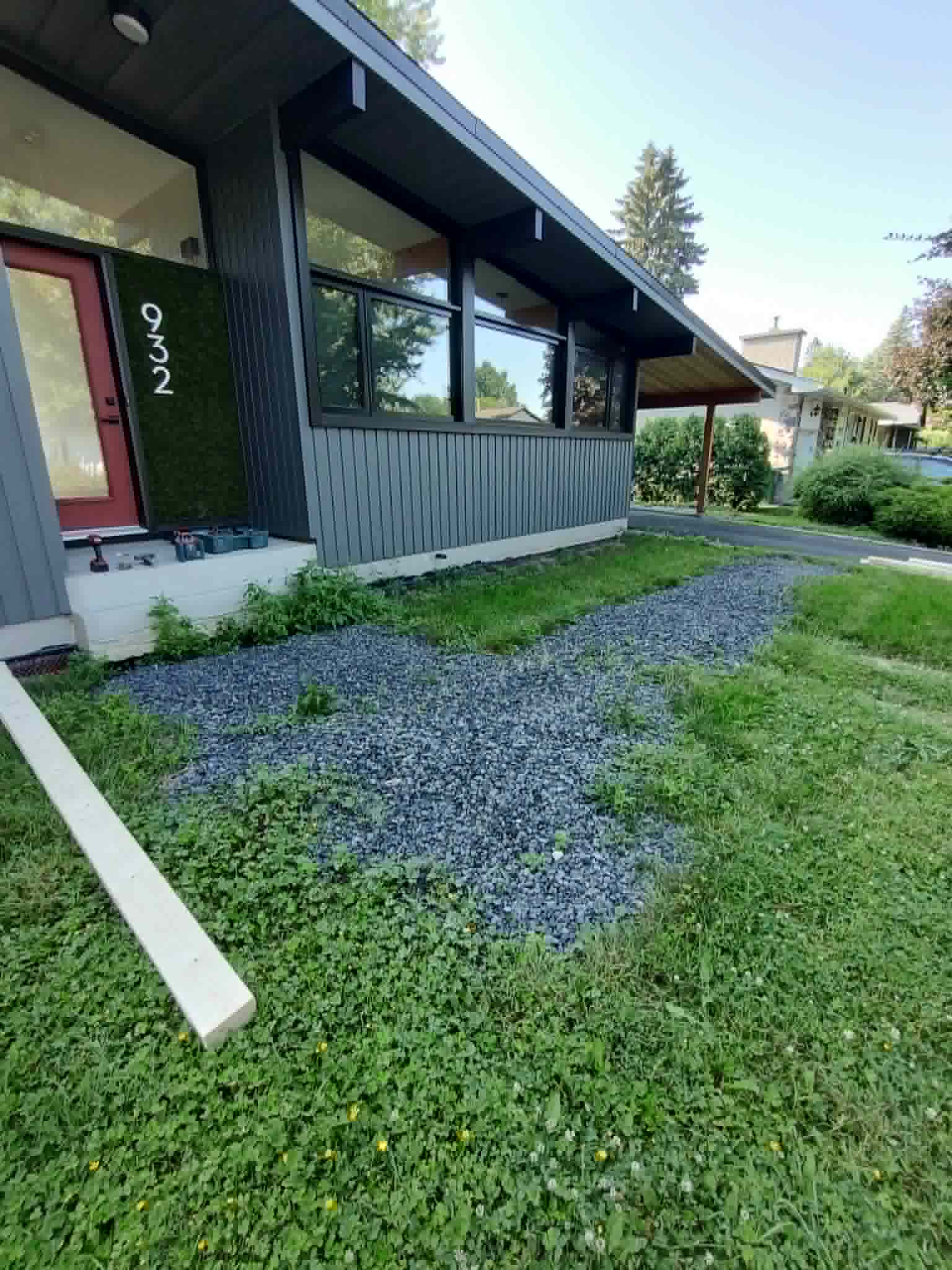 Préparation de terrain et allée de gravier avant pose de tourbe