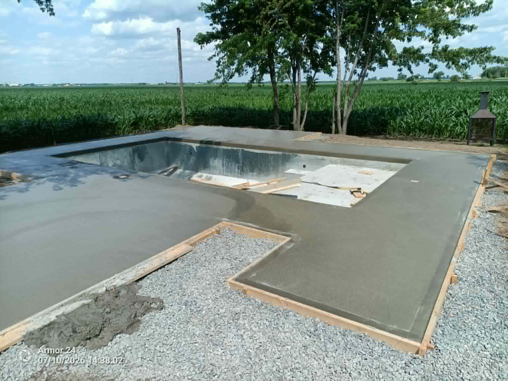 Dalle de béton coulée pour patio et piscine
