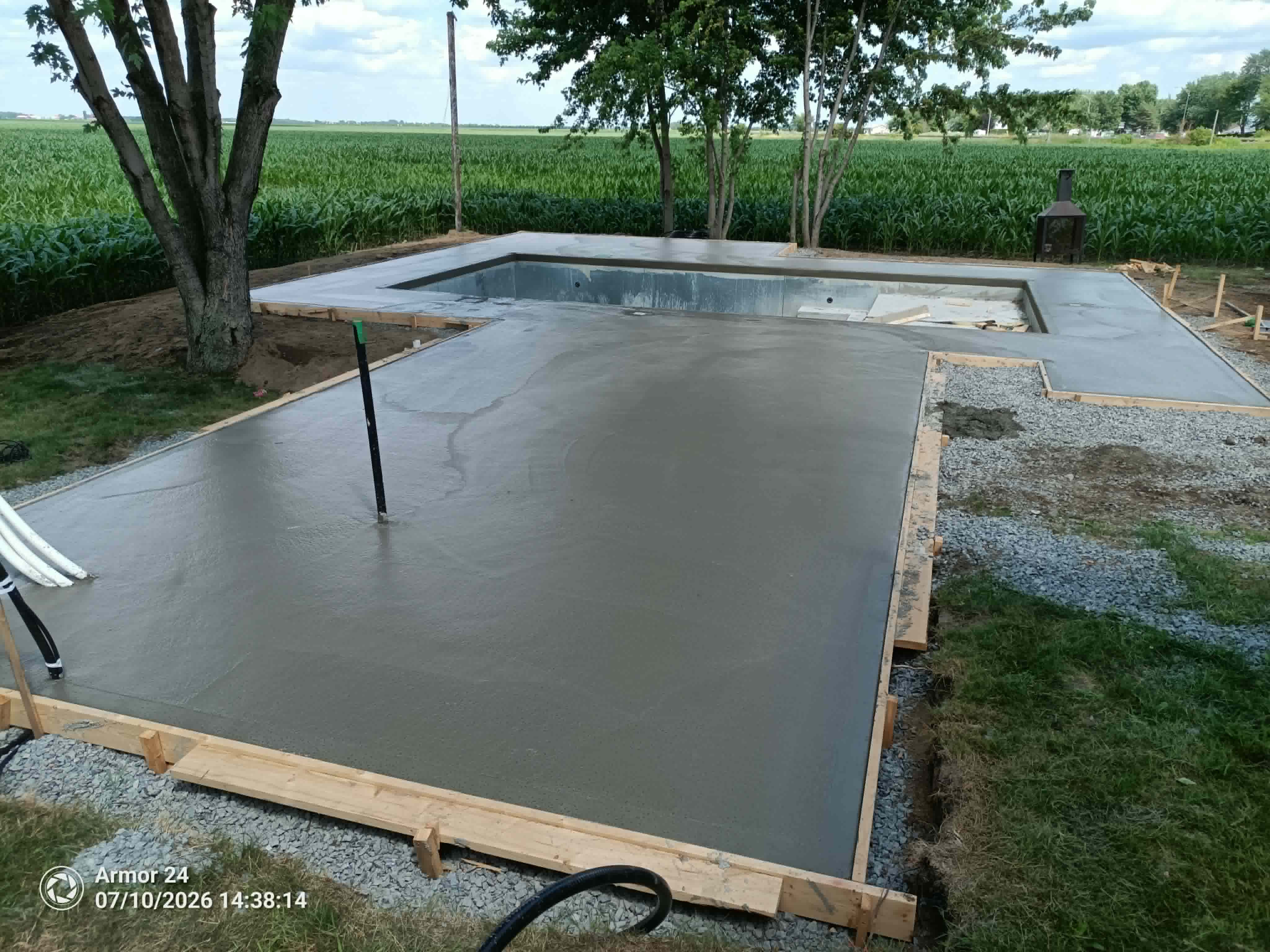 Coffrage et coulée de béton pour aménagement extérieur